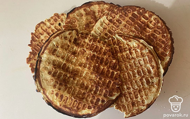 Тонкие хрустящие вафли с кусочками банана — Рецепт с фото