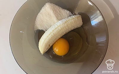 В посуде соедините яйцо, сахар и банан.