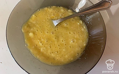 При помощи вилки перемешайте все ингредиенты между собой. Банан в пюре превращать не стоит - должны оставаться небольшие кусочки, чтобы они ощущались. 