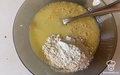 Далее к яичной-банановой смеси добавьте муку и растопленный маргарин. 