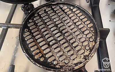 Вафельницу смажьте растительным маслом. 