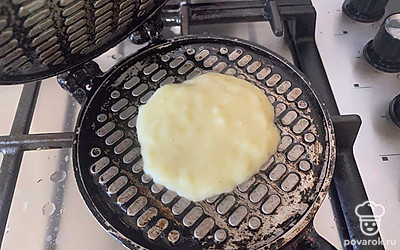 Порционно выкладывайте тесто в вафельницу.