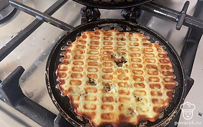 И обжаривайте каждую вафлю до золотистой корочки с двух сторон. 