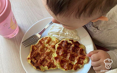 Вафли получается нежными и вкусными , также очень полезные, можно есть со сметанкой.