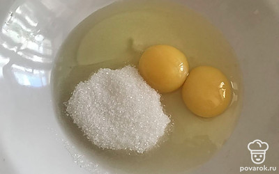 Яйца смешиваем с сахаром, добавляем щепотку соли.