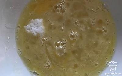 Затем всыпаем соду, гашенную уксусом.