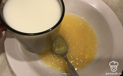 Вливаем часть молока.