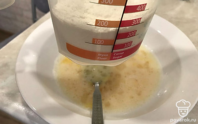 Добавляем муку, вымешиваем и выливаем оставшееся молоко.