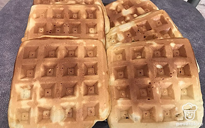 Подавайте со сгущенным молоком, вареньем или джемом, можно и со сметаной.