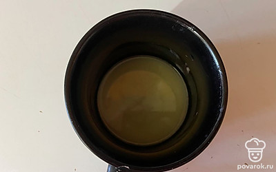 Сливочное масло растопите в микроволновке до жидкого состояния.