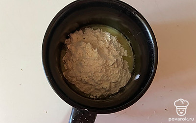 Туда же просейте муку.