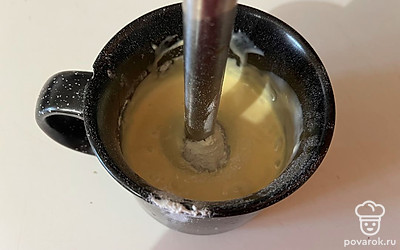 Погружным блендером перемешайте все ингредиенты между собой.