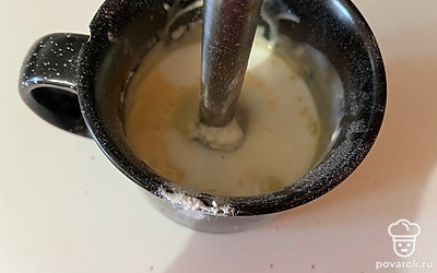 К тесту добавьте молоко и снова перемешайте.