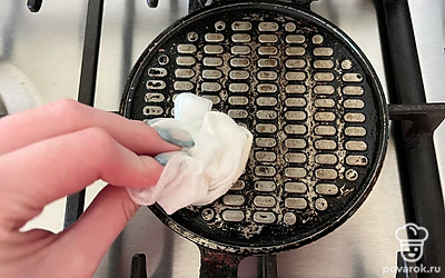 Бумажное полотенце слегка смажьте растительным маслом, этим полотенцем протрите вафельницу.