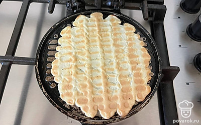 Обжаривайте каждую вафлю с двух сторон до появления золотистой корочки или румяного цвета.