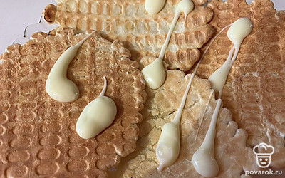 При подаче вафли украшайте сгущенным молоком или вашем любимым вареньем.