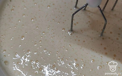 Взбейте яйца с сахаром до белого состояния. 