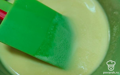 Добавьте растопленое сливочное масло и взбейте. 