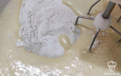 Муку просейте и перемешайте. Жарьте в вафельнице до готовности. 