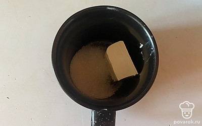 В чаше соедините маргарин, сахар и ванильный сахар. 