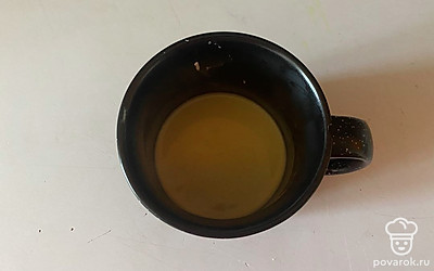 Растопите маргарин с сахаром до жидкого состояния в микроволновой печи в течении одной минуты. 