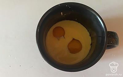 Затем в чашу добавьте яйцо и желток. 