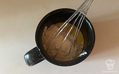 После чего к жидкой смеси просейте муку. 