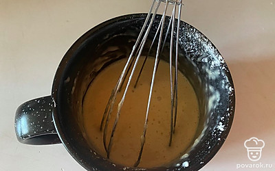 И вымешайте тесто до исчезновения комочков муки. 