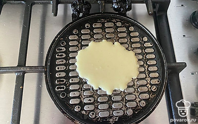 На разогретую вафельницу поместите одну столовую ложку теста. 