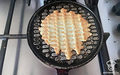 И обжаривайте каждую вафлю с двух сторон до появления золотистой корочки. 