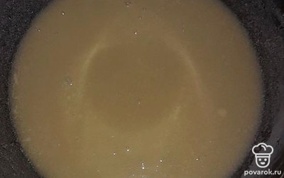 Растопите маргарин, добавьте в него сахар, перемешайте.