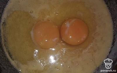 Добавьте в массу яйца, соедините ингредиенты. 