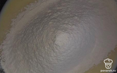 Просейте в полученную массу муку, добавьте соль, соду, ванилин. 