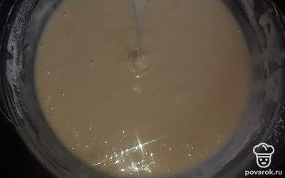 Получаем слегка жидкое тесто. 