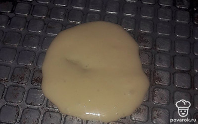 Выпекаем в электровафельнице, выкладывая по 1 столовой ложке на середину. Готовим 3 минуты. Еще горячими быстро сворачиваем в трубочку.