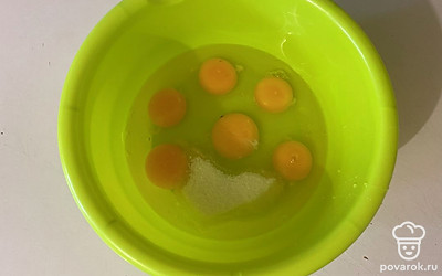 В посуду поместите яйца и сахар.