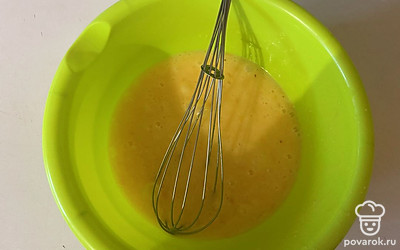 Перемешивайте до однородности яичную смесь. 
