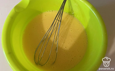 Влейте растопленный маргарин в яичную смесь и перемешайте. 