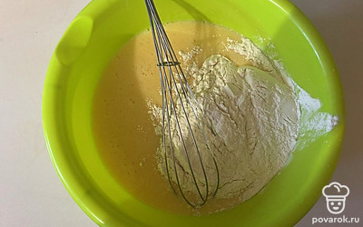 Далее к жидкой смеси добавьте муку.