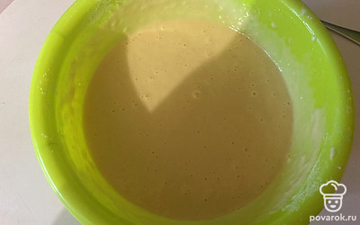 Перемешивайте все ингредиенты до исчезновения комочков муки. 