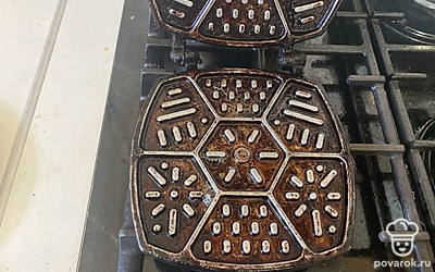 Форму смажьте растительным маслом и поставьте на огонь. 