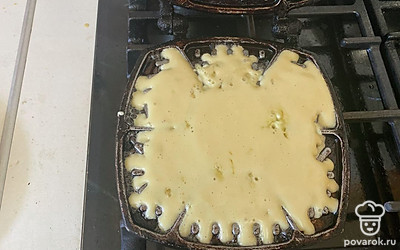 В разогретую форму влейте часть теста. 