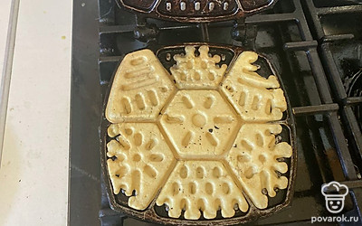 Обжаривайте вафлю с двух сторон в течении 3-4 минут.