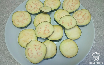 Баклажаны нарежьте кольцами толщиной 3 миллиметра.