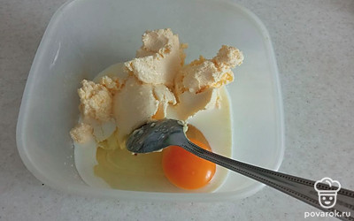 Сметану, яйцо и молоко соединяем и перемешиваем.