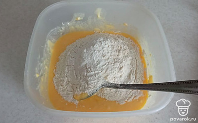 Добавляем муку, соду и все перемешиваем.