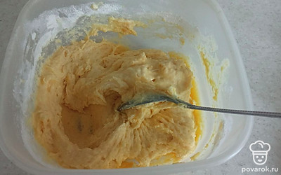 Тесто напоминает густую сметану.