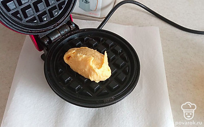 Нагреваем вафельницу и жарим по 3-4 минуты.