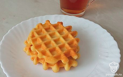 Хрустящие вафли идеально подходят для завтрака. Готовьте и наслаждайтесь.