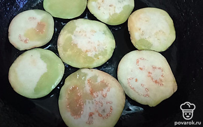 Выложите на сковороду с разогретым растительным маслом.
